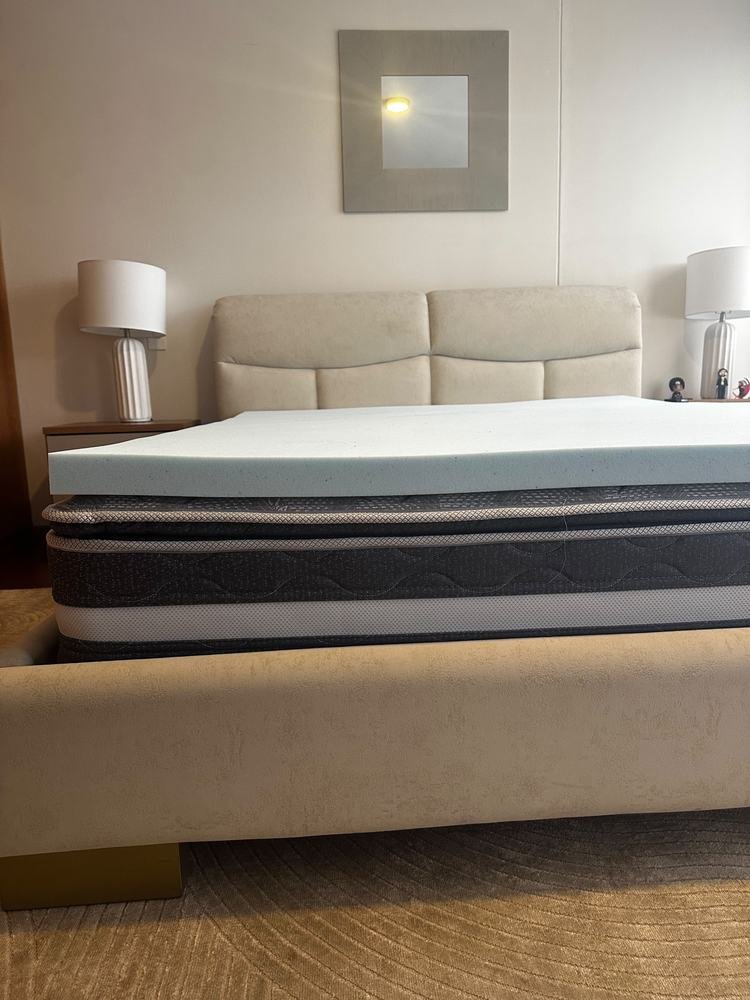 Borde de SleepFoam: se ven los 5 cm sobre el colchón