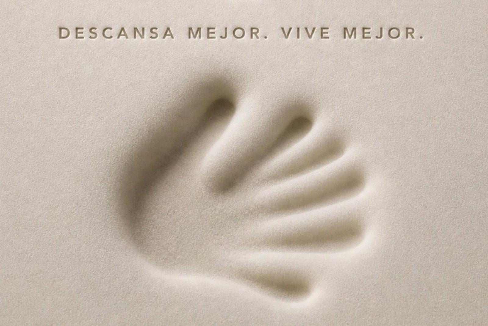 Huella de una mano hundida en el memory foam, con la frase Descansa mejor. Vive mejor.